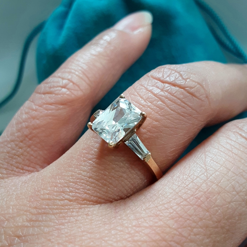 STUNNING 10K Solid Yellow Gold W/19Ct CZ Ring Size 7.